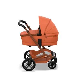 Stroller with carrycot in copper, three-quarter view from the front